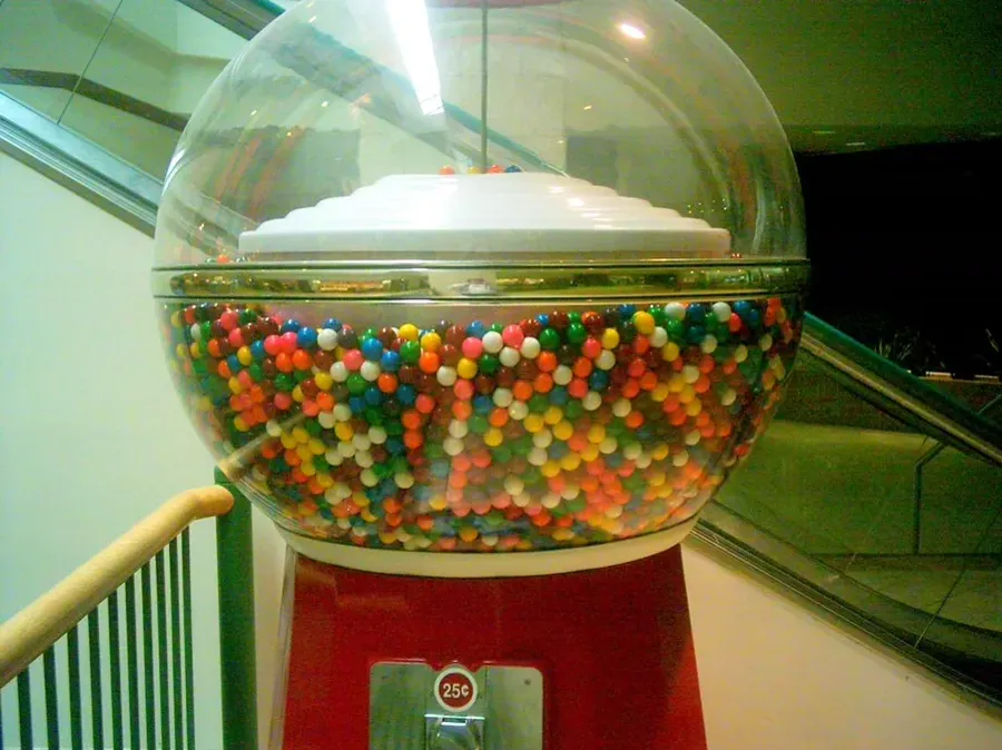 Distributore a sfera pieno di palline colorate