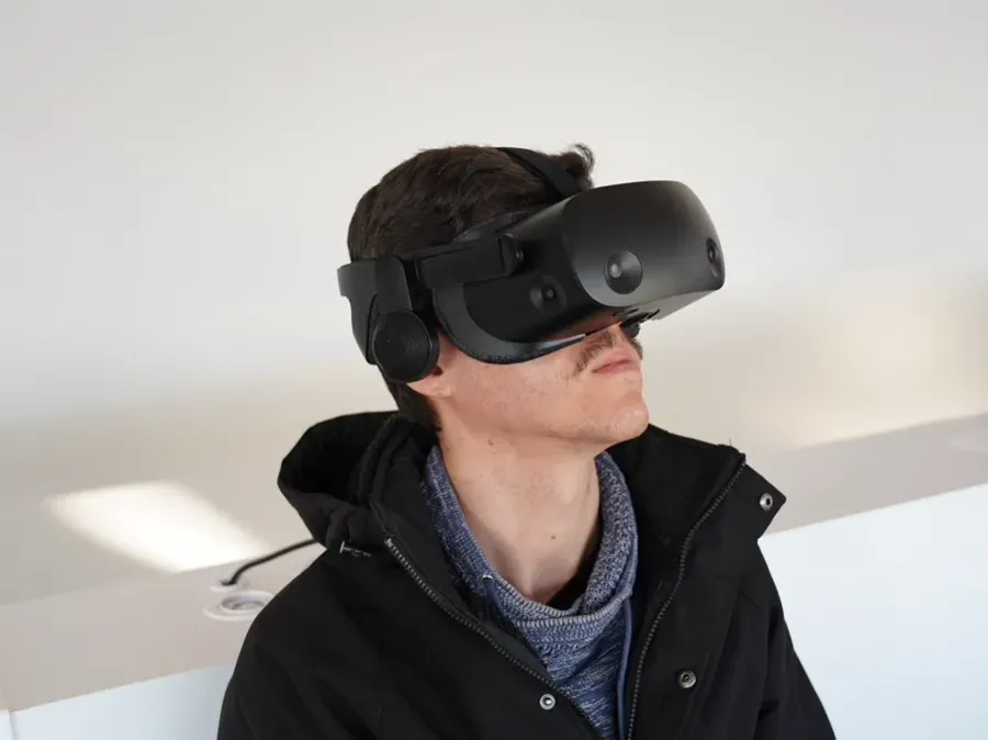 Persona con un visore per la realtà virtuale