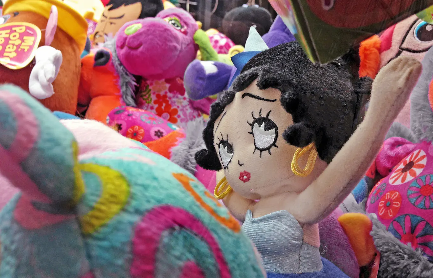 Peluche colorati dentro una macchina a premi